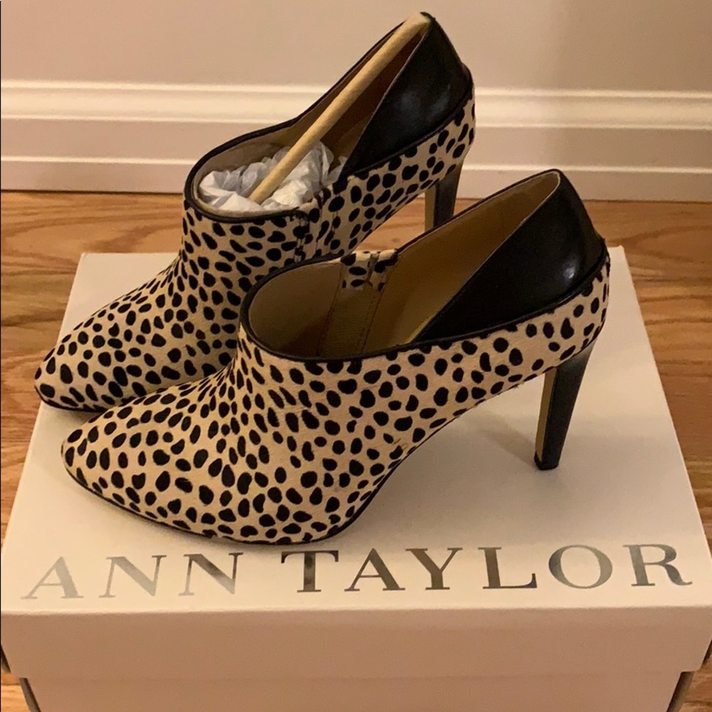 Ann Taylor Liana Pointy Shootie (brand new)